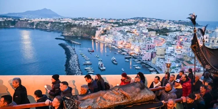 Venerdì Santo tra fede e tradizione: Napoli e la Campania si fermano nel segno della Passione