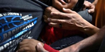 La foto della famiglia separata dall’ICE vince il World Press Photo 2026