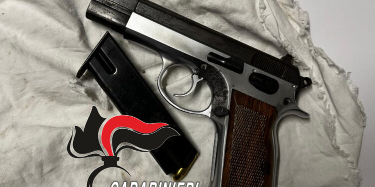 Controlli a tappeto nella periferia orientale di Napoli: Carabinieri sequestrano una pistola