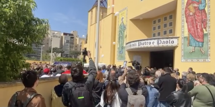 Ponticelli, l’ultimo saluto a Fabio Ascione: l’omelia di Battaglia scuote Napoli