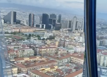 Napoli, il “delivery della droga” del clan Contini: 13 arresti tra turni, stipendi e consegne porta a porta