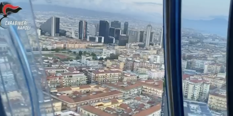 Napoli, il “delivery della droga” del clan Contini: 13 arresti tra turni, stipendi e consegne porta a porta