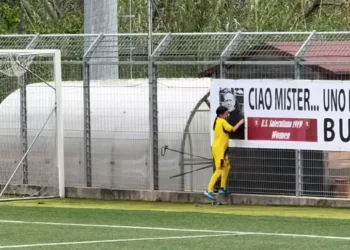 Gol e dedica all’allenatore morto: il gesto della calciatrice della Salernitana commuove il web