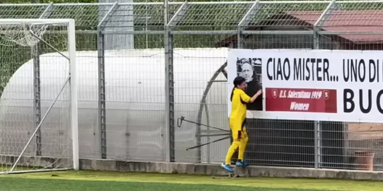 Gol e dedica all’allenatore morto: il gesto della calciatrice della Salernitana commuove il web