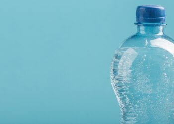 Bottiglie d’acqua minerale a rischio aumento: ecco perché i prezzi potrebbero salire