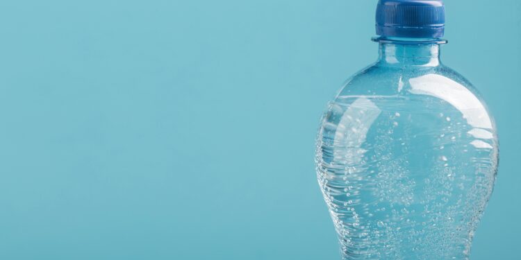 Bottiglie d’acqua minerale a rischio aumento: ecco perché i prezzi potrebbero salire