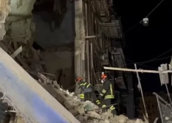 Crolla palazzina disabitata a Napoli: verifiche tra le macerie, era rifugio per senza fissa dimora