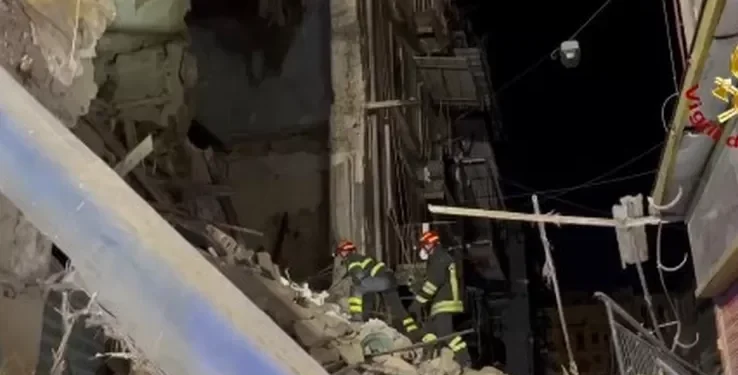 Crolla palazzina disabitata a Napoli: verifiche tra le macerie, era rifugio per senza fissa dimora