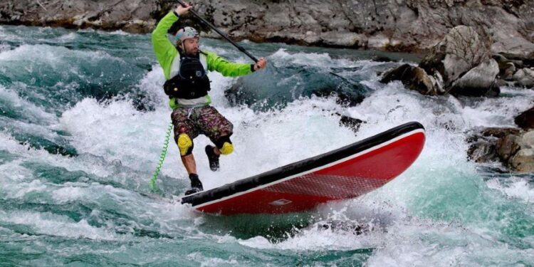 SUP river: la disciplina più adrenalinica del paddle che l’Italia non ha ancora scoperto