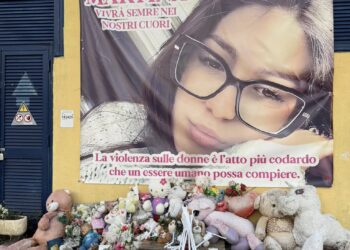 Afragola, incendiato lo striscione con il volto di Martina Carbonaro, la 14enne uccisa dall’ex fidanzato
