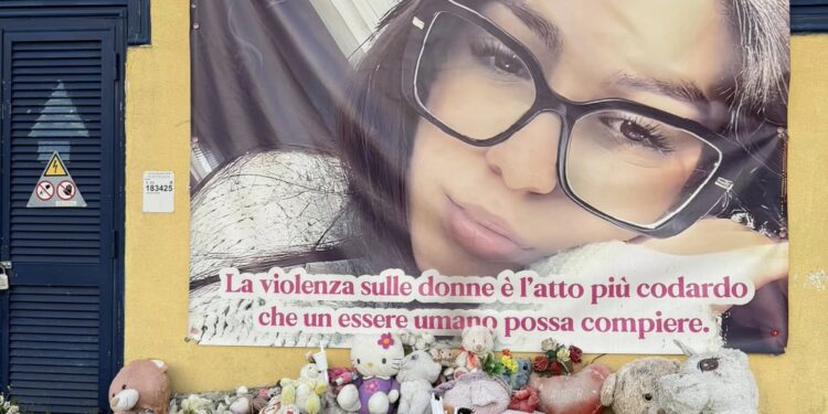 Afragola, incendiato lo striscione con il volto di Martina Carbonaro, la 14enne uccisa dall’ex fidanzato