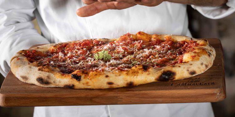 L’Ammaccata cilentana premiata da Forbes Italia: Cristian Santomauro è tra i 35 Maestri della Pizza 2026