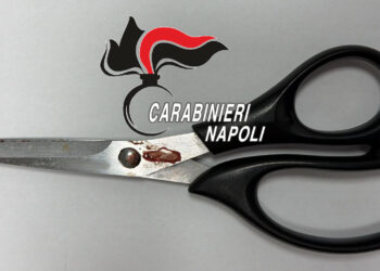 Napoli: accoltella la moglie con le forbici dopo mesi di minacce e violenze, 66enne arrestato dai carabinieri
