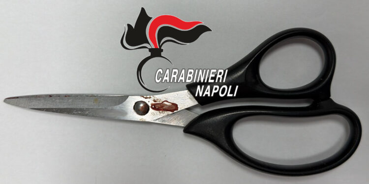 Napoli: accoltella la moglie con le forbici dopo mesi di minacce e violenze, 66enne arrestato dai carabinieri