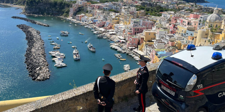 Carabinieri impegnati nei controlli ai flussi turistici nelle isole: affitti abusivi nel mirino