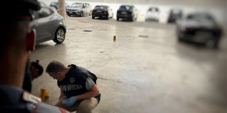 Poggioreale, spari contro una Mercedes parcheggiata nei pressi del mercato: indagano i carabinieri