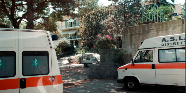 Donna aggredita dal padre a Ischia: lascia la rianimazione, ma resta grave