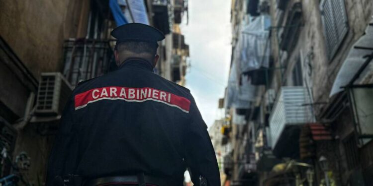 Napoli, 12enne accoltellato dal padre nel rione Sanità: colpito due volte al polmone davanti alle sorelle