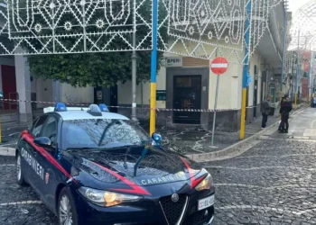 Fanno esplodere il bancomat e poi lo portano via: assalto nella notte nel Napoletano