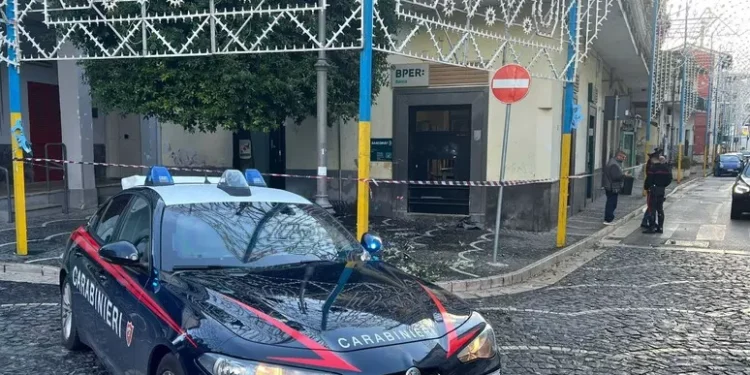 Fanno esplodere il bancomat e poi lo portano via: assalto nella notte nel Napoletano