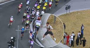 Spinsero i ciclisti durante il Giro d’Italia: Daspo per due giovani nel Napoletano