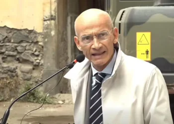 Torre Annunziata, giù Palazzo Fienga: crolla il simbolo della camorra, ma esplode lo scontro istituzionale