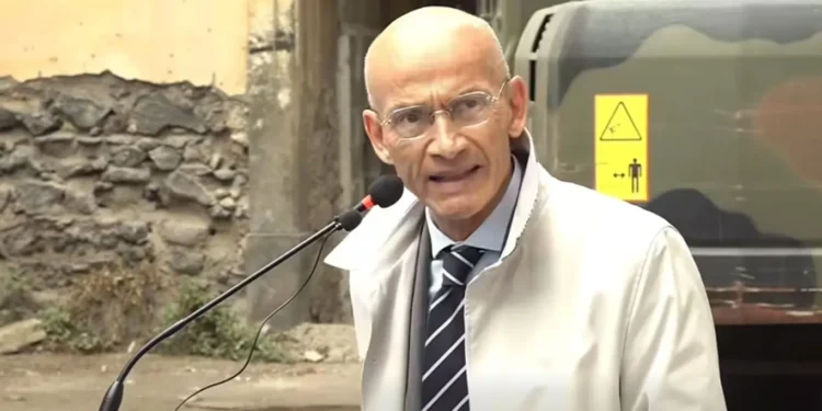 Torre Annunziata, giù Palazzo Fienga: crolla il simbolo della camorra, ma esplode lo scontro istituzionale