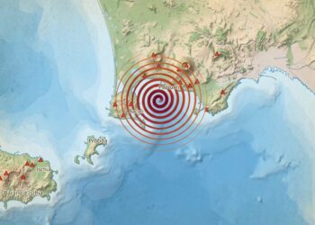 Terremoto ai Campi Flegrei, scossa di magnitudo 4.4 all’alba: paura tra Napoli e l’area flegrea, scuole chiuse