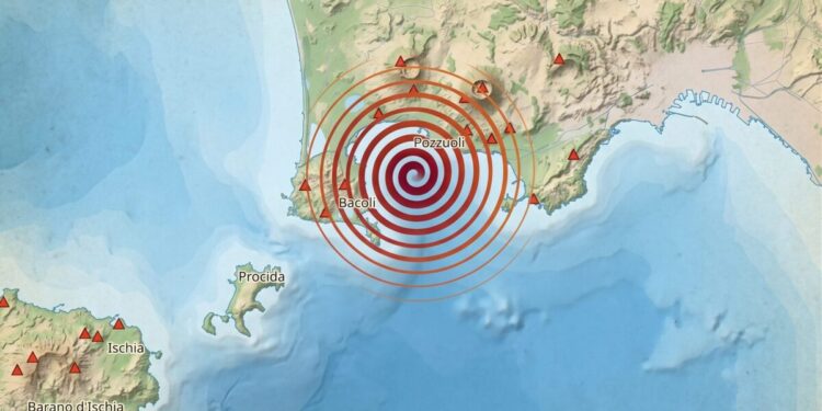 Terremoto ai Campi Flegrei, scossa di magnitudo 4.4 all’alba: paura tra Napoli e l’area flegrea, scuole chiuse