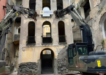 Demolito Palazzo Fienga, ex roccaforte del clan Gionta: al suo posto un parco della legalità