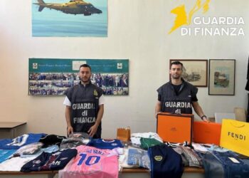 Ponticelli, scoperto maxi deposito del falso: sequestrati oltre 385mila capi contraffatti per un valore di 7 milioni di euro