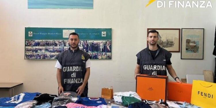 Ponticelli, scoperto maxi deposito del falso: sequestrati oltre 385mila capi contraffatti per un valore di 7 milioni di euro