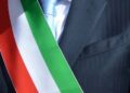 Ogni 28 ore un amministratore locale viene minacciato: 309 casi nel 2025. Napoli è la provincia più colpita