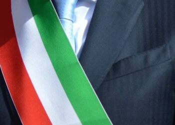Ogni 28 ore un amministratore locale viene minacciato: 309 casi nel 2025. Napoli è la provincia più colpita
