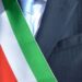Ogni 28 ore un amministratore locale viene minacciato: 309 casi nel 2025. Napoli è la provincia più colpita