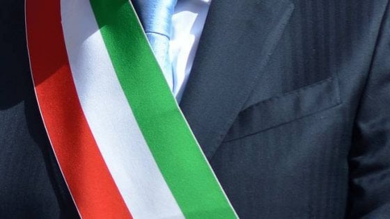 Ogni 28 ore un amministratore locale viene minacciato: 309 casi nel 2025. Napoli è la provincia più colpita