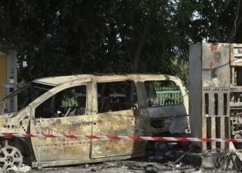 Bruciati vivi in un minivan ad Amendolara: quattro braccianti uccisi in una strage che sconvolge l’Italia