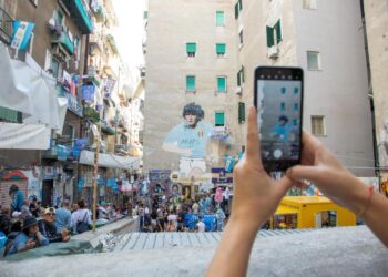 Napoli per i turisti stranieri: cosa vedere, come muoversi e come restare connessi