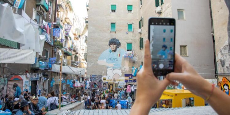 Napoli per i turisti stranieri: cosa vedere, come muoversi e come restare connessi