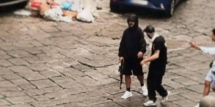 Sparatoria nel centro di Napoli: fermato il pistolero, l’uomo armato di Kalashnikov e una donna