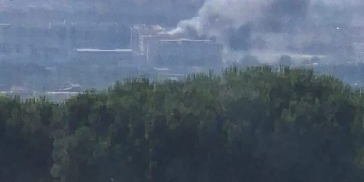 Incendio all’Ospedale del Mare di Ponticelli: reparti evacuati, alta colonna di fumo visibile in tutta Napoli Est
