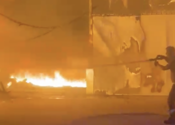 VIDEO-Poggioreale: Napoli Est, vasto incendio in un capannone a Poggioreale