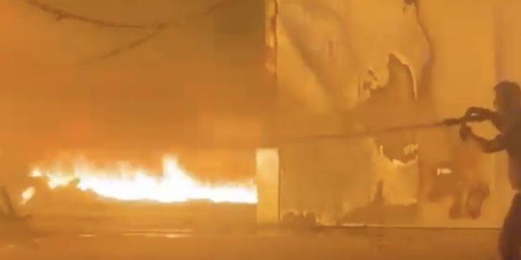 VIDEO-Poggioreale: Napoli Est, vasto incendio in un capannone a Poggioreale