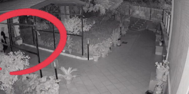 Due sconosciuti nel giardino della giornalista Luciana Esposito: il video rilanciato sui social