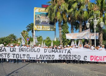 La Sonrisa verso la chiusura, sit-in dei lavoratori: «Fateci lavorare fino al 31 ottobre»