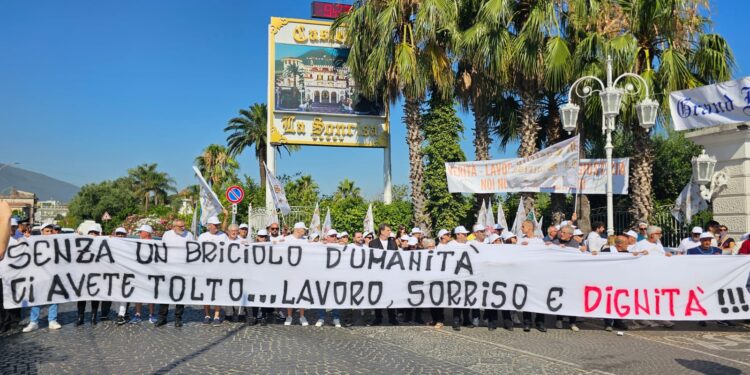 La Sonrisa verso la chiusura, sit-in dei lavoratori: «Fateci lavorare fino al 31 ottobre»