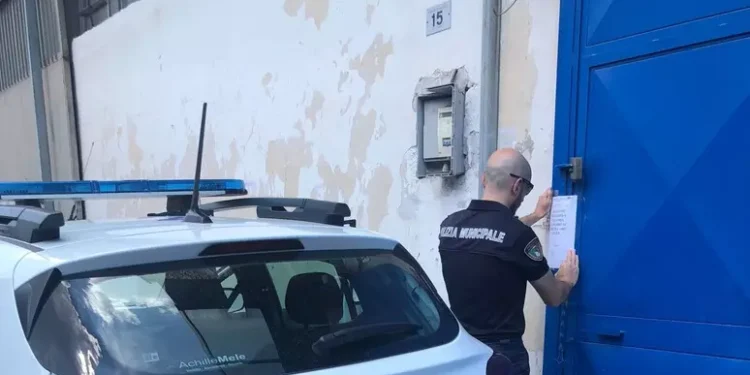 Cercola, sequestrati capannoni con tonnellate di indumenti usati: scattano i sigilli della Polizia Municipale