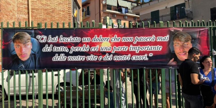Centinaia di persone ai funerali del 21enne ucciso a Miano. Il parroco al killer: «Pentiti e costituisciti»