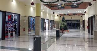 Rapina in gioielleria nel napoletano, 19enne ferito da un colpo di pistola: banda in fuga semina il panico