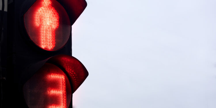 Multa per semaforo rosso senza foto allegata: si può fare ricorso? Ecco cosa dice la legge
